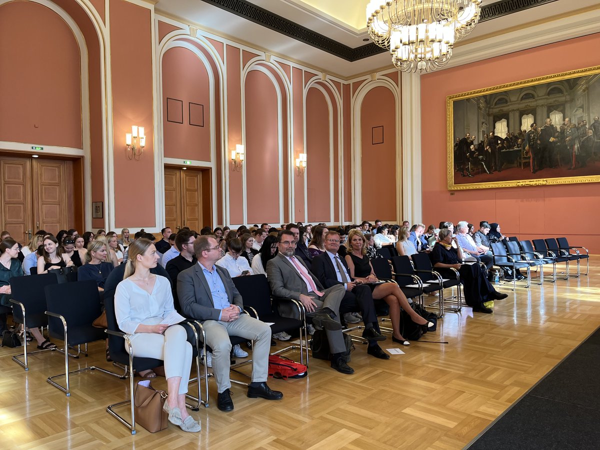 Staatsekretär Schyrocki übergab im Roten Rathaus die Zeugnisse 📜 an 168 frischgebackene Berliner Verwaltungsfachangestellte: „Sie haben sich für den Arbeitgeber Land #Berlin entschieden. Ein attraktiver Arbeitgeber, gerade für junge Menschen, die Entwicklungschancen suchen." 💐