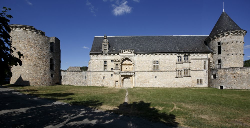 leCMN's tweet photo. Connaissez-vous Galiot de Genouillac ? Maître d’artillerie du jeune roi François Ier, il joue un rôle clé lors de la bataille de Marignan en 1515 ! ⚔️
Auréolé de gloire, il fait sculpter de nombreux symboles guerriers sur les murs du château d'#Assier.
👉https://t.co/YRCVm18l1r https://t.co/eHzlYke4s9