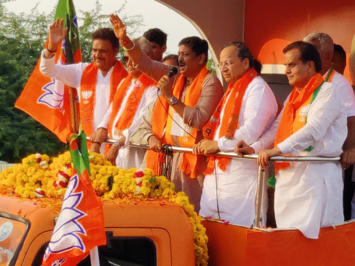 AjitSinghTonk's tweet photo. भारतीय जनता पार्टी की परिवर्तन संकल्प यात्रा के टोंक आगमन पर आज भारत पेट्रोल पंप के पास टोंक विधानसभा क्षेत्र के बड़ी संख्या में कार्यकर्ताओं के साथ स्वागत और अभिनंदन किया। यात्रा में राष्ट्रीय महासचिव एवं प्रदेश प्रभारी श्री @ArunSinghbjp जी, https://t.co/cDyRODrloG