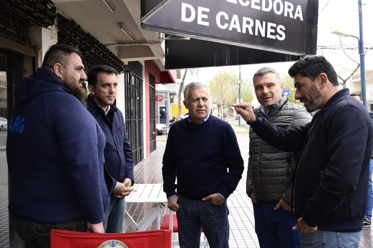 TadeoGZ's tweet photo. Nueva función para comercios en el Sistema de Alerta Comunitaria de #GodoyCruz 🚨 Visitamos a comerciantes de Paso de Los Andes que cuentan con este servicio de seguridad.
Ya tenemos:
✔️ 12025 usuarios
✔️ 471 centrales
Más prevención, más seguridad https://t.co/VEX8GEQVAS