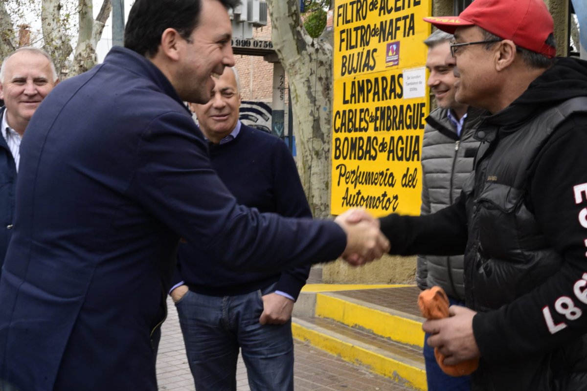 TadeoGZ's tweet photo. Nueva función para comercios en el Sistema de Alerta Comunitaria de #GodoyCruz 🚨 Visitamos a comerciantes de Paso de Los Andes que cuentan con este servicio de seguridad.
Ya tenemos:
✔️ 12025 usuarios
✔️ 471 centrales
Más prevención, más seguridad https://t.co/VEX8GEQVAS