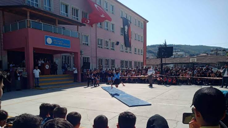 🗣️ Hataylı Gazeteci Mustafa Dilek: 

"Bu sabah okula ilk kez giden bir 5. Sınıf öğrencisi, okula girdikten 15-20 dakika sonra gözyaşları içinde babasını arıyor. 'Baba beni buradan al' diyor.

Baba alelacele okula geliyor ve ne olduğunu öğrenmeye çalışıyor.

Narlıca Atatürk