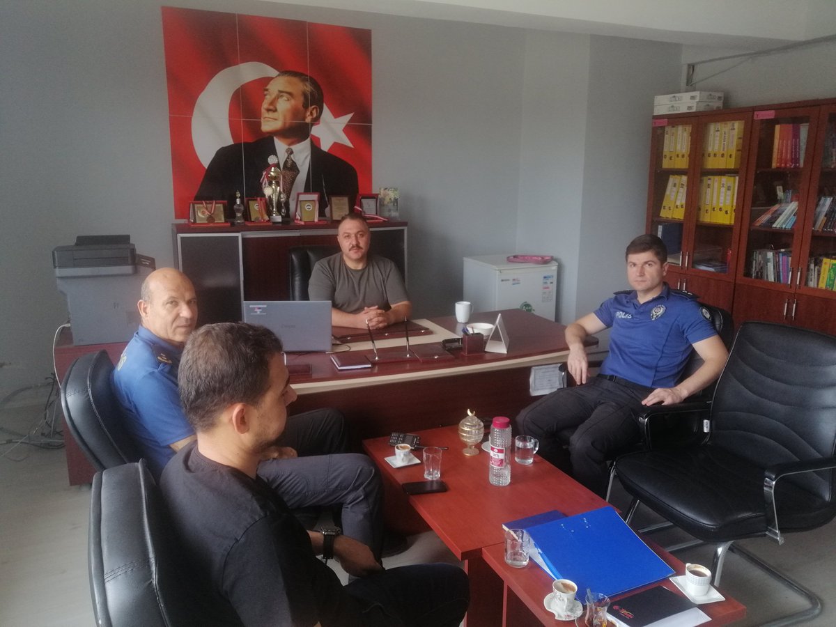 polatakinort's tweet photo. İlköğretim haftası münasebetiyle okulumuzu ziyarette bulunan Nizip İlçe Emniyet Müdürü Sn. Fazlım DEMİR ve heyetine bu anlamlı ziyaretleri için teşekkür ederiz.
@gazianteppolis
@NizipilceMEM https://t.co/hcSnvj6M6k