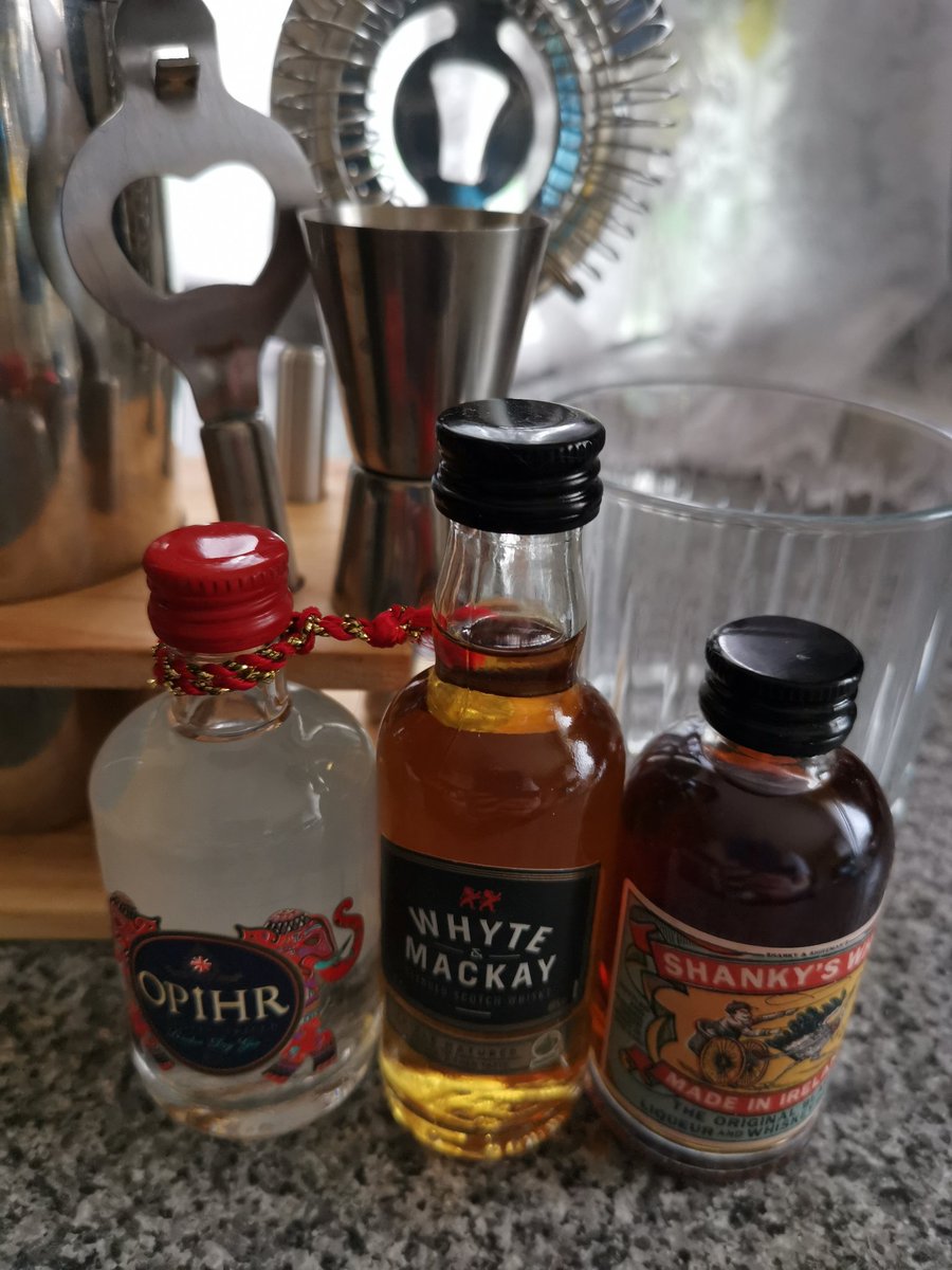 Time to mix up some delicious drinks thanks to #DiscoverOpihr #WhyteandMackay #ShankysWhip A nice laid back afternoon awaits, thanks #triyit
