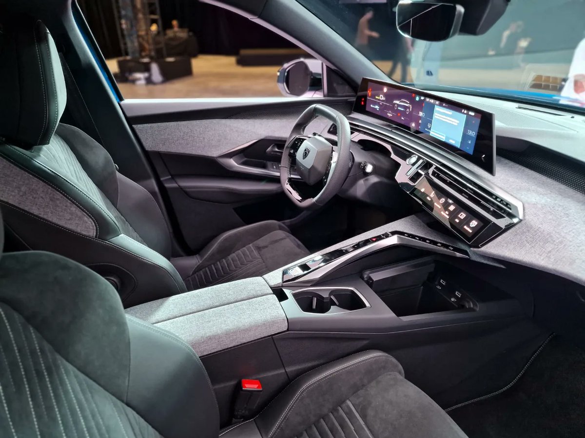 julienrosburger's tweet photo. L'intérieur du nouveau #Peugeot3008 🔎 Avec la dernière version du #iCockpit écran incurvé de 21 pouces ! Vous aimez ?! https://t.co/Ee0mseoDYP