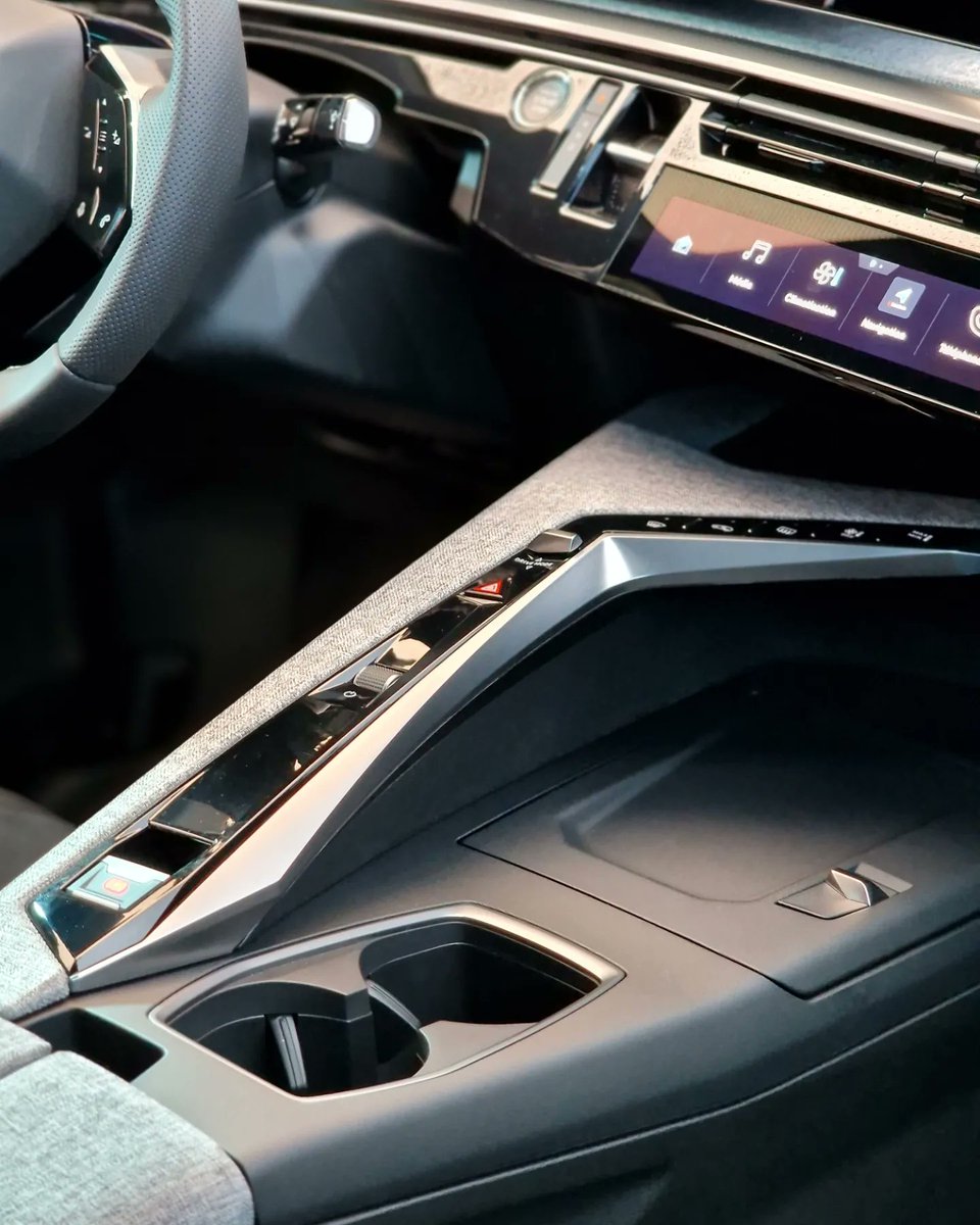 L'intérieur du nouveau #Peugeot3008 🔎 Avec la dernière version du #iCockpit écran incurvé de 21 pouces ! Vous aimez ?!