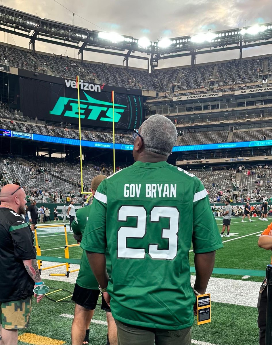govbryan's tweet photo. Great to be at the New York Jets home-opener last night with Commissioner Joseph Boschulte! Exciting news as the Jets join hands with the U.S. Virgin Islands in a strategic marketing partnership to boost tourism and airlift from big market cities. Go Jets! 🏈✈️ #NewYorkJets #NFL https://t.co/lruWIrnMBQ