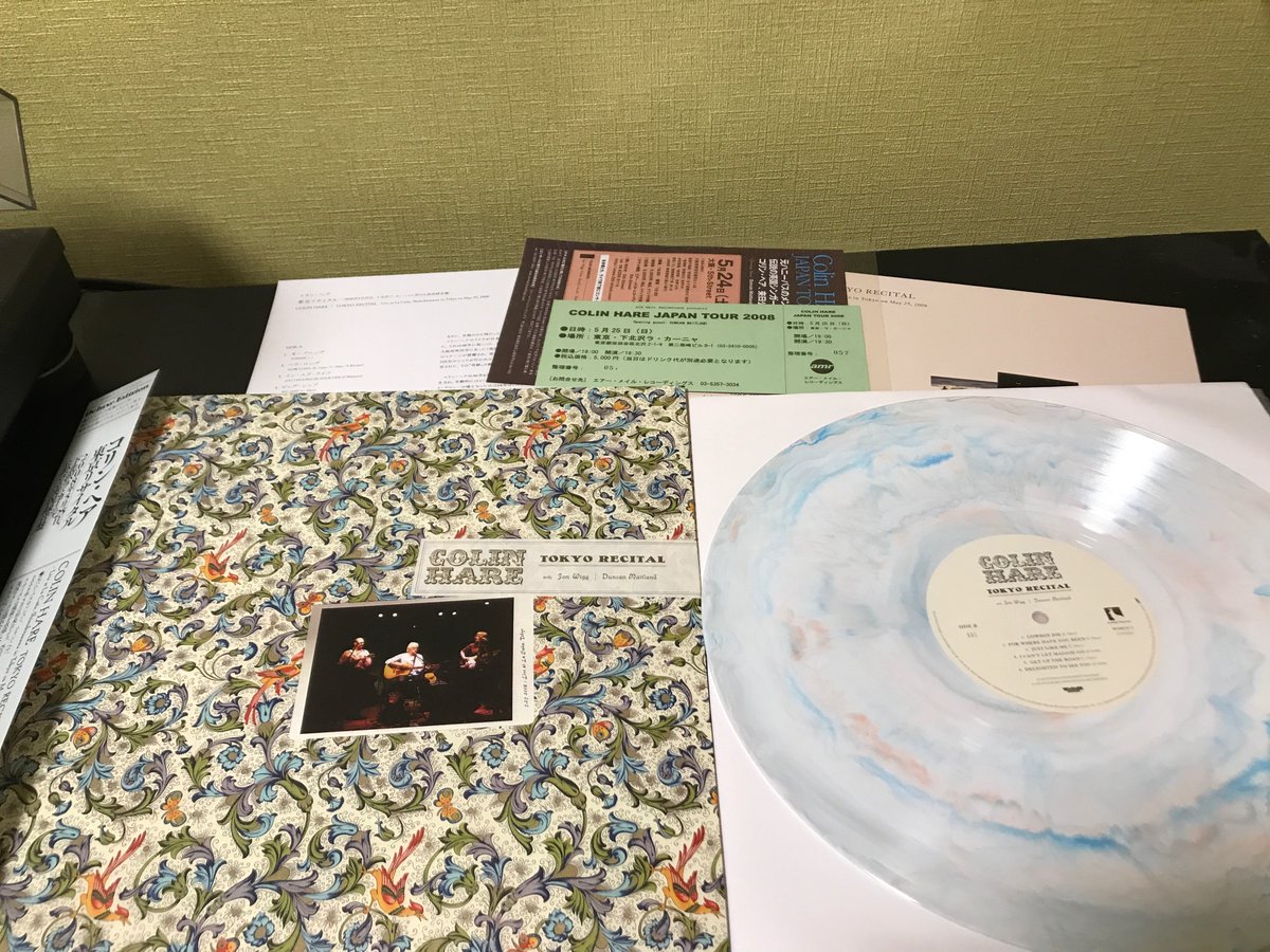 hedorocknroll's tweet photo. 遂に到着✨コリン・ヘアの東京リサイタルのアナログ盤❤️
カラー盤でレプリカ付いてさらにサインまで、そして俺の名前もしっかりと😉

#ColinHare #TokyoRecital https://t.co/RVvB9V1z9v