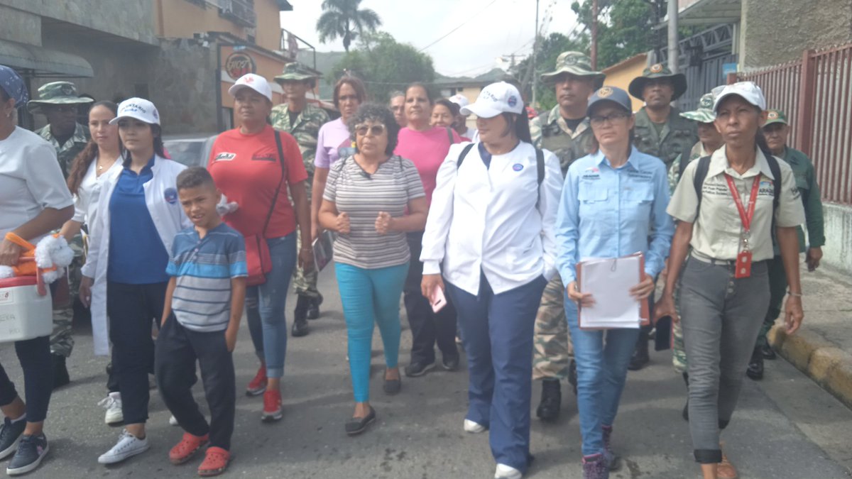 lninoska939's tweet photo. @RafaelMaracay21 @NicolasMaduro @Soykarinacarpio @dcabellor.@PartidoPSUV  . Jornada de atención de farmacias Suaf, como política de Estado en su primaria fase. Presente Farm. Suaf, Movimiento Somos Venezuela y Estructura Política del Psuv. Sector Pedrera 2. Las Delicias Maracay https://t.co/kPZO2SWTVw