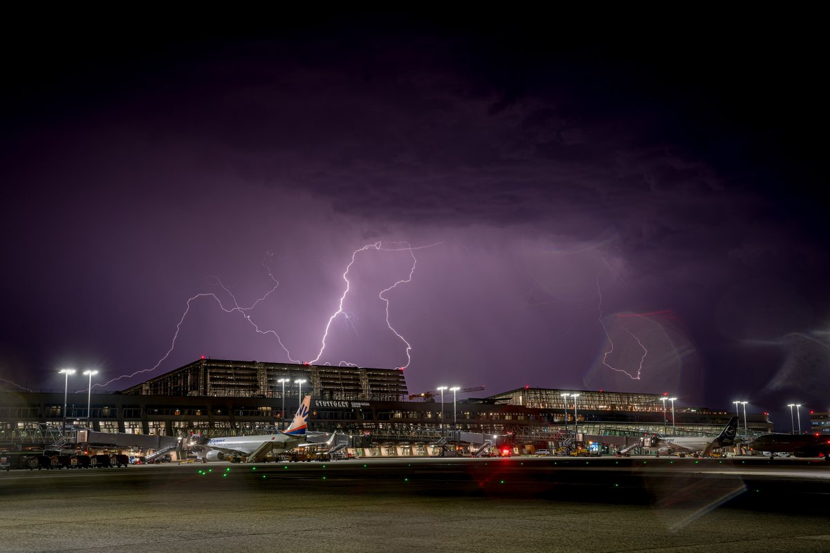 Wenn es am STR blitzt 🌩️  und donnert, ruht die gesamte Abfertigung auf dem Vorfeld. Das kann zur Nervenprobe werden, da niemand in das Flugzeug ein- oder aussteigen darf. Mehr zu dem Thema findet ihr in der neuen Ausgabe des Flugblatts: flugblatt-magazin.de ✈️
