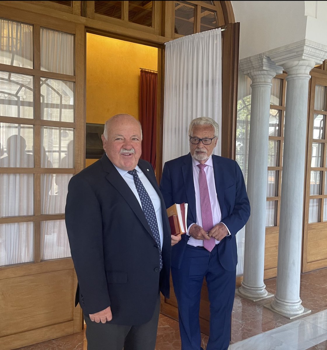 ParlamentoCS's tweet image. El presidente del @ParlamentoAnd, @jesusraguirre, ya tiene el Informe Anual de la #infanciayadolescencia entregado por el @DefensorAndaluz. #JesusMaeztu reclama atención integral para huérfanos tras casos de #ViolenciaDeGenero.