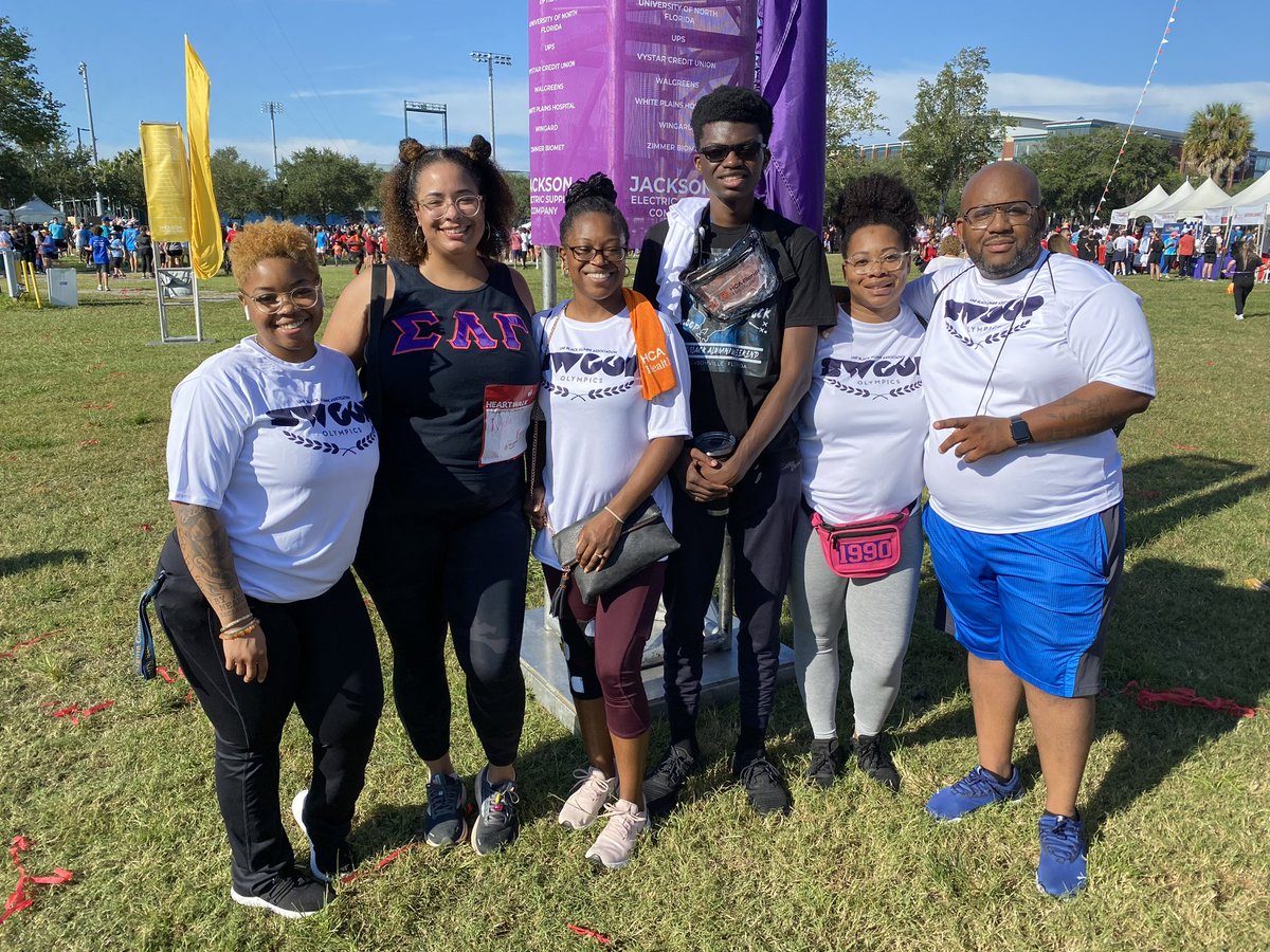 UNFBAA's tweet photo. Our alumni had a great time getting out in the community this weekend to support the First Coast Heart Walk. ❤️ #community #blackalumni #Unfbaa #Swoop https://t.co/8SdjJ7l6sU