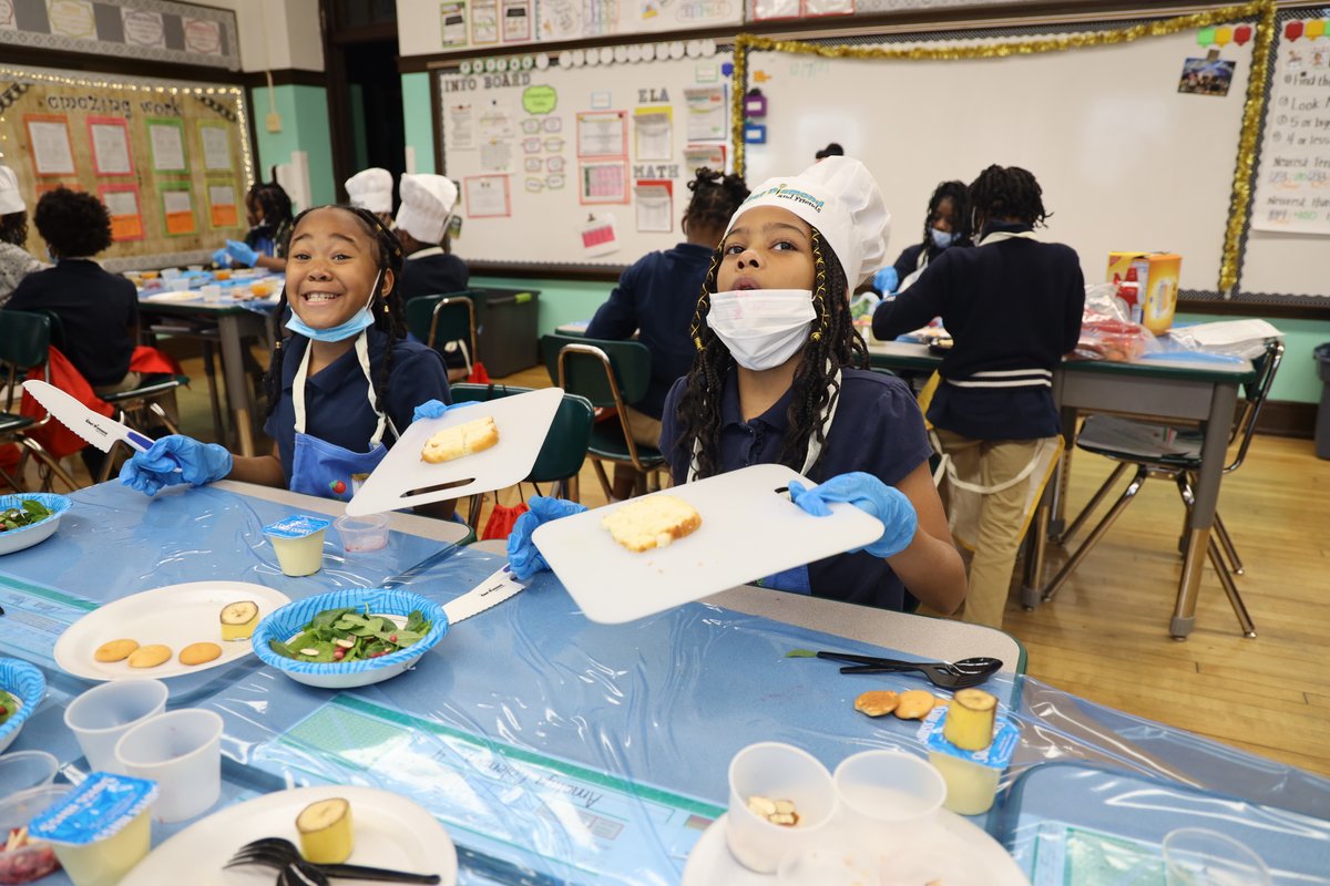 Bringing Families Together inside the kitchen.

ChefDiamondandFriends.com

#ChefDiamondandFriends #CookingClubForKids #ChefDiamond