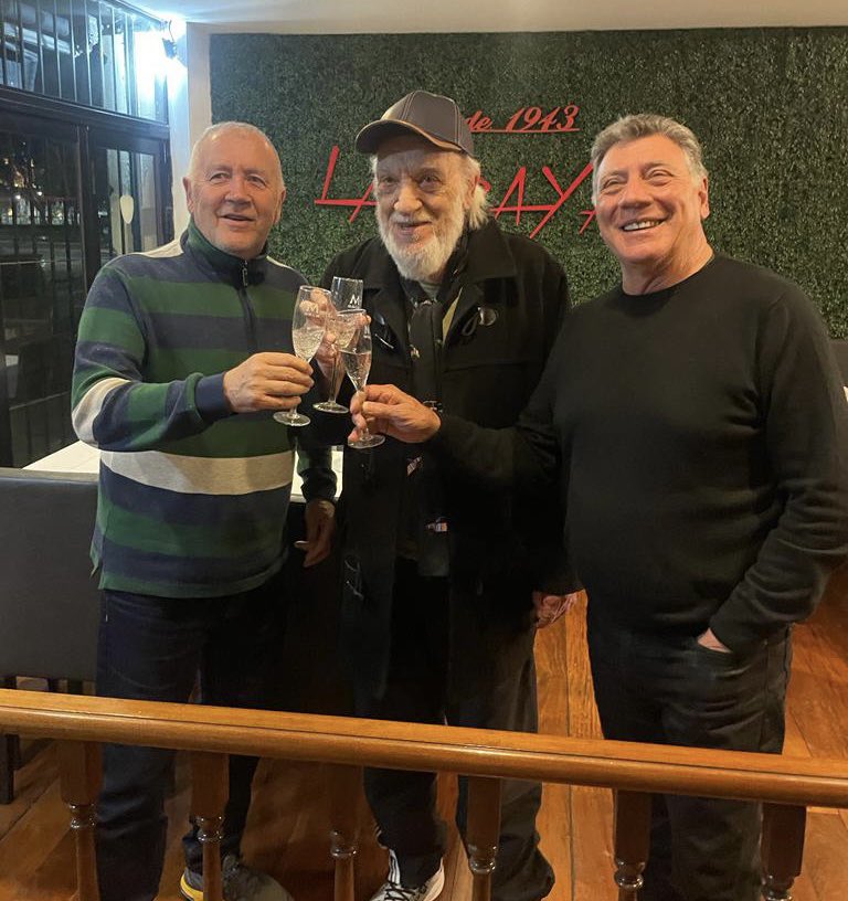Alfio_Basile's tweet photo. Nos presentaron en @LaRayaRetiro el libro de Huracán del 73’ y ahi nomas arrancamos con anecdotas y travesuras con estos dos amigos y compañeros de siempre!!!

✍️ Coco Basile de Palermo https://t.co/ebLkQVBihF