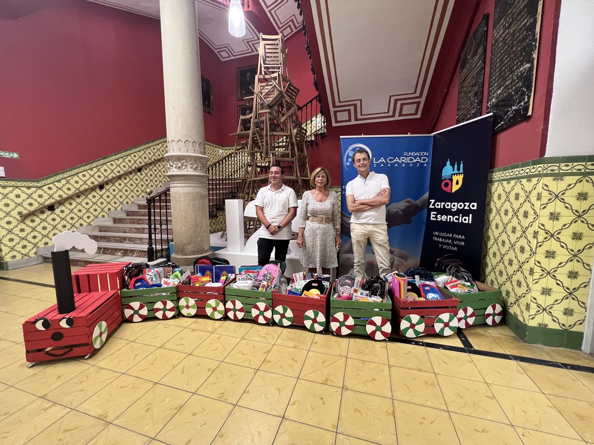 ZEsencial's tweet photo. Fotos de nuestra primera entrega de material escolar a @FLaCaridadZgZ  Gracias a todos y recordar que ¡seguimos recogiendo material para próximas entregas!📚 https://t.co/MDfoac6s9T