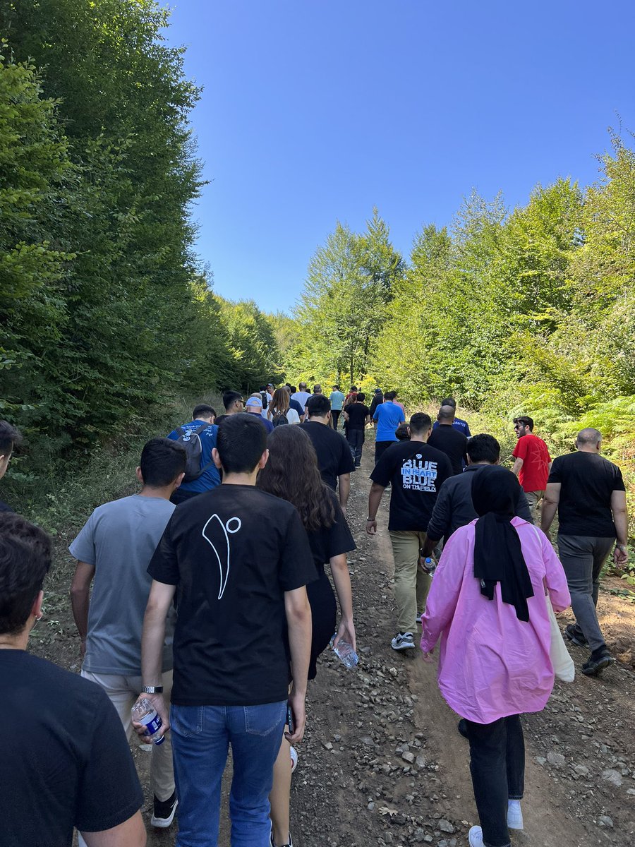 proftameryilmaz's tweet photo. YTÜ; öğrencileri, akademisyenleri, idari personeli ve mezunlarıyla tam bir takım ruhu ile hareket ediyor. Başarısı, gücü ve etkileyiciliği de buradan geliyor. Bu pazar da Geyve’deydik. Doğa yürüyüşü ve üzüm hasadı yaptık. 
Teşekkürler: @OsmanBoyraz @geyvebld https://t.co/4nF7TNc6zx