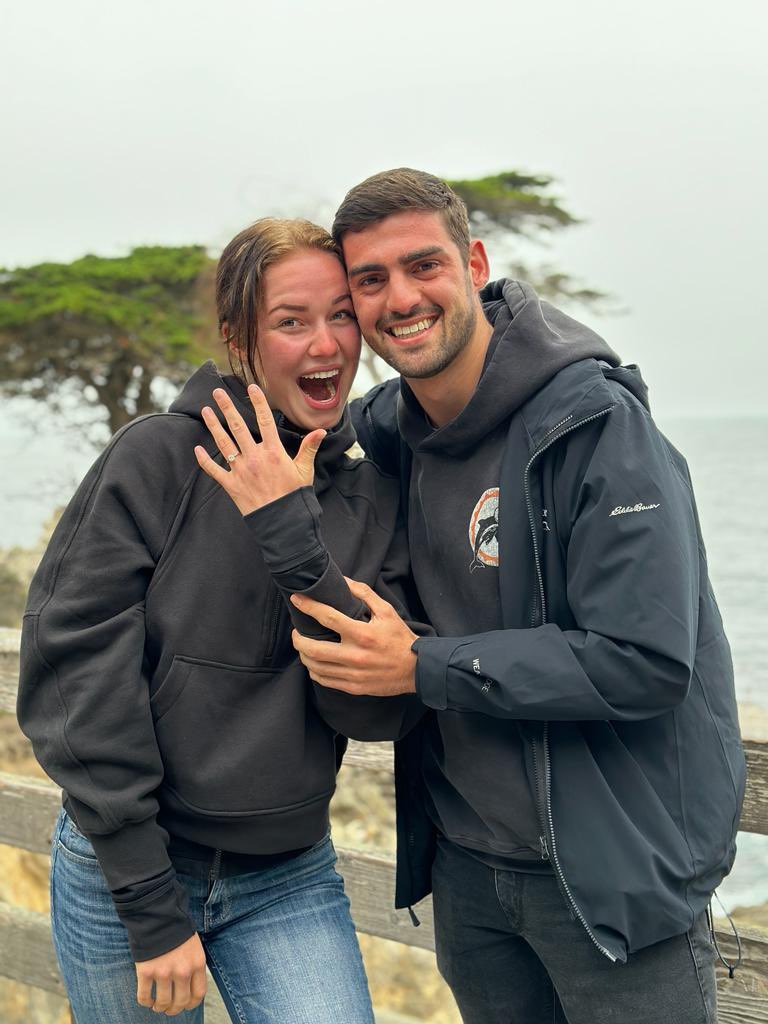 rinusveekay's tweet photo. SHE SAID YES!!!💍 https://t.co/4lwTIKSGO1