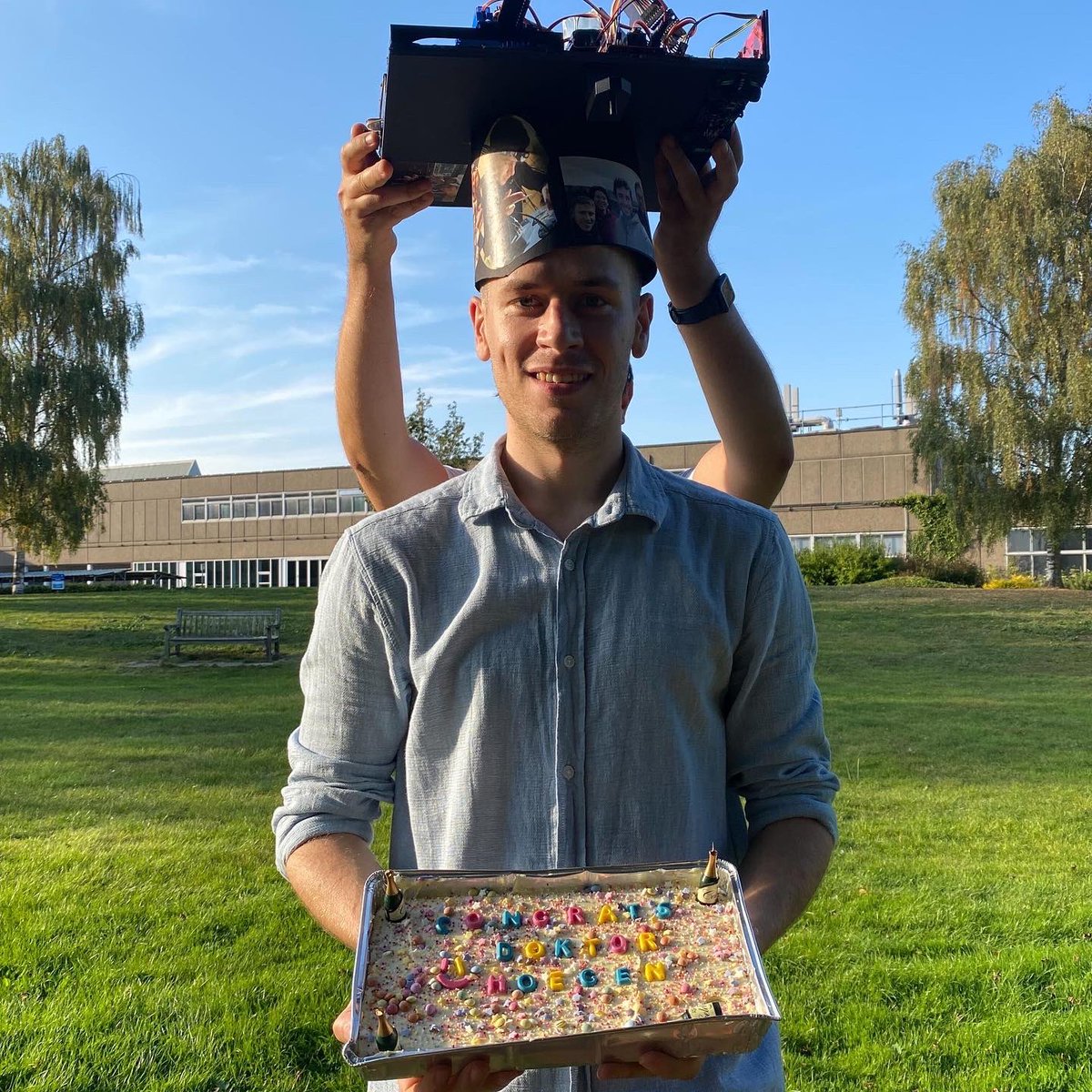 MeteAtature's tweet image. …and now Michael is a doctor! 👏✨🥂🚀
Fantastic to have worked with him on #quantum #diamond #magnetometry. Mickey is our #PhD #24, and we are lucky he is staying on a bit longer to continue his research…But not before going on to tie the knot!!! wohooo!!! 💍✨🥂