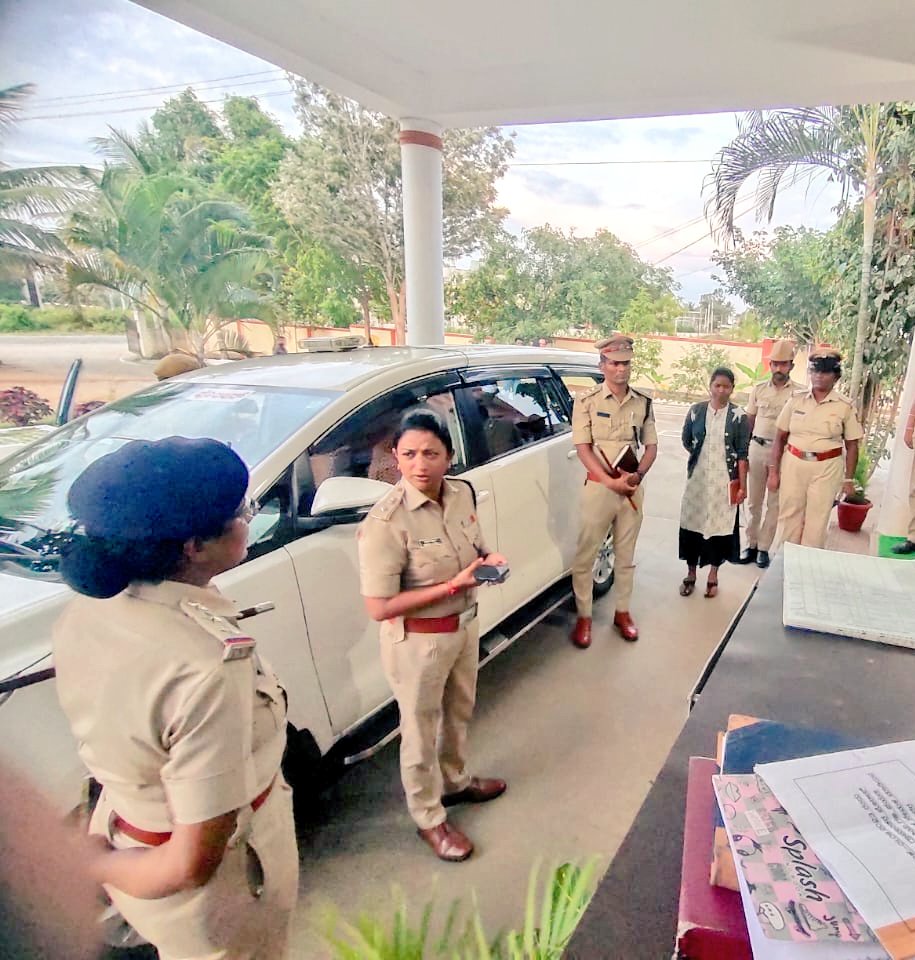SPmysuru's tweet photo. #spmysuru ಶ್ರೀಮತಿ. ಸೀಮಾ ಲಾಟ್ಕರ್ ಐಪಿಎಸ್ ರವರಿಂದು ಬಿಳಿಕೆರೆ ಪೊಲೀಸ್ ಠಾಣಾ ಸರಹದ್ದಿನ ಘಟನಾ ಸ್ಥಳಕ್ಕೆ ಭೇಟಿ ನೀಡಿ, ಠಾಣೆಗೆ ತೆರಳಿ ಸಿಬ್ಬಂದಿಗಳ ಕುಂದುಕೊರತೆ ಆಲಿಸಿ, visitors register ಅನ್ನು ಪರಿಶೀಲಿಸಿ, ಠಾಣೆಗೆ ಬರುವ ಸಾರ್ವಜನಿಕರಿಗೆ ತ್ವರಿತವಾಗಿ ಸ್ಪಂದಿಸಲು ಸೂಚಿಸಿದರು.@KarnatakaCops @DgpKarnataka @Rangepol_SR https://t.co/eWJsyi802p