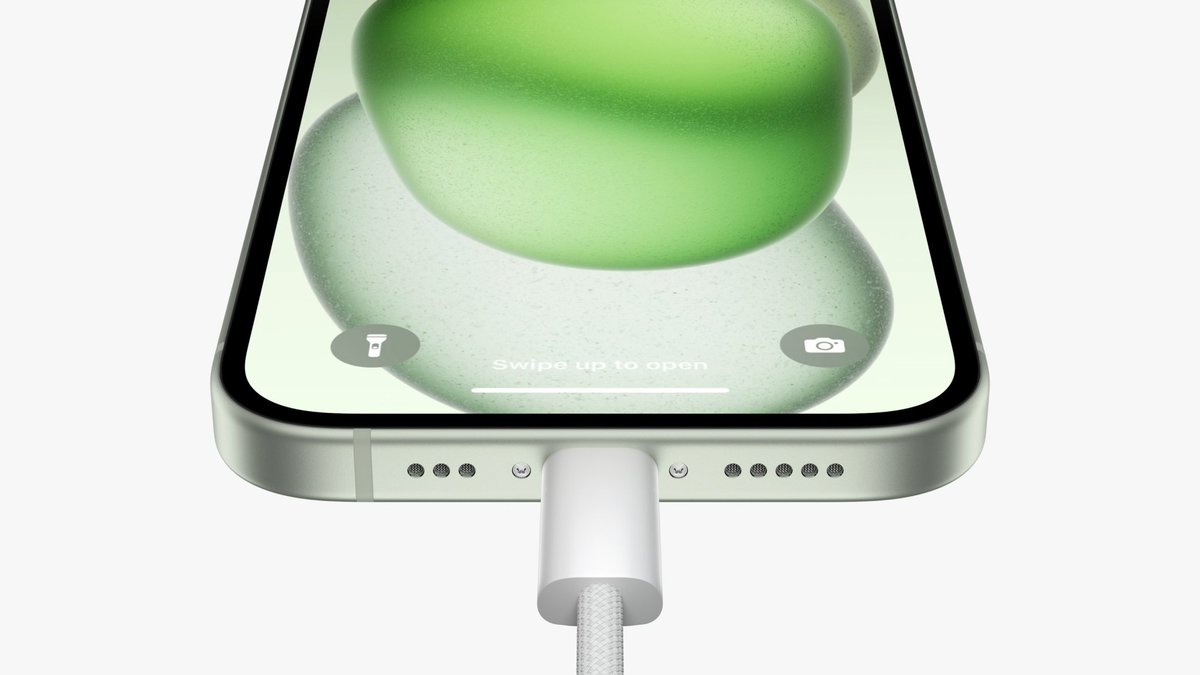 ولأول مرة في تاريخ أبل، ايفون 15 مزود بشاحن USB -C، وهذا يعني نهاية منفذ الشحن التقليدي للايفون للابد. 
#AppleEvent2023 
#AppleEvent 
#iPhone15Pro