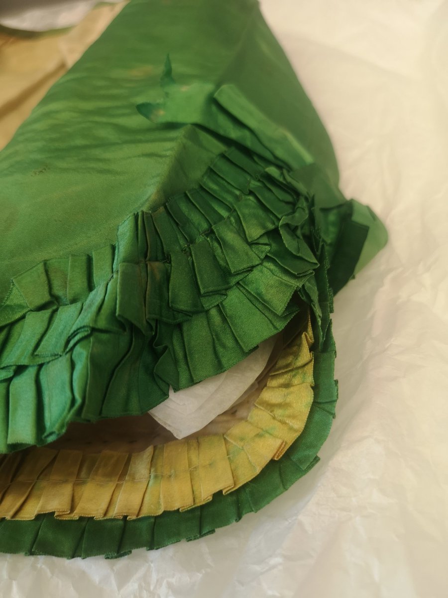 ArianeFennetaux's tweet photo. Observation des #finitions avec @EmmaGarcin restauratrice textile au @madparisfr tout à l'heure au @Mucem dans le cadre de notre summerschool écrire l'histoire avec les objets https://t.co/QXBzHDVoNT