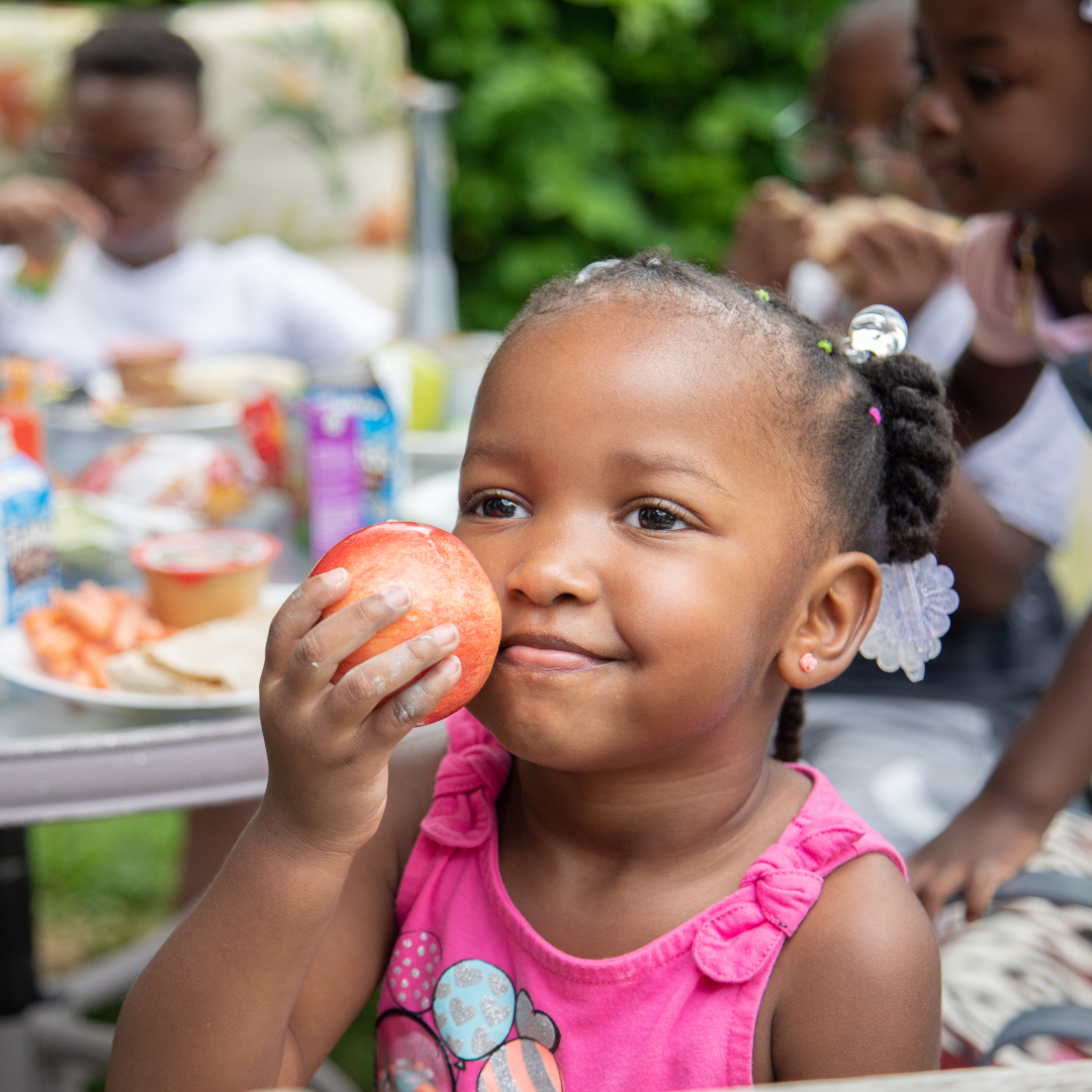 nokidhungry's tweet image. #NoKidHungry is working hard to protect SNAP for the 1 in 5 kids who benefit from the nutritious food it helps provide. And you can help too! 

Visit bit.ly/3RfEbh4 to encourage your Members of Congress to protect &amp;amp; strengthen SNAP. 🤝 #ProtectSNAP #SNAPMatters #FarmBill