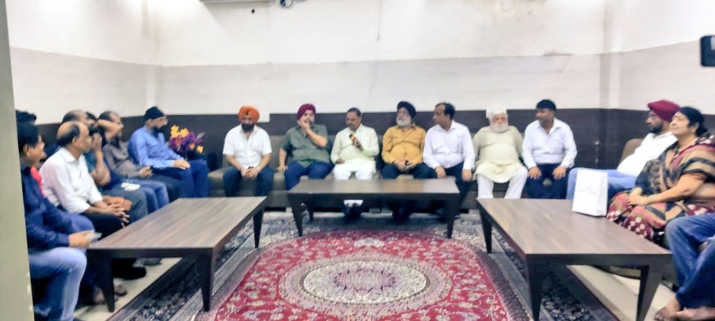 त्रिनगर विधानसभा क्षेत्र के कोहाट एन्क्लेव में आज 16 नई स्ट्रीट लाइटें लगवाकर पूरे विधानसभा क्षेत्र के अंदर कहीं कहीं बचे डार्क स्पोटस पर नई लाइटें लगवाने के कार्य का शुभारंभ स्थानीय निवासियों से नारियल तुड़वा कर करवाया।