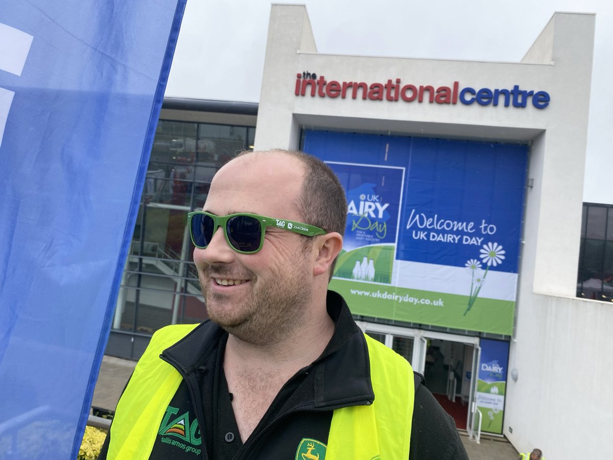 tallisamosgroup's tweet photo. 🟢🚜We've been busy setting up for the @UKDairyDay tomorrow🐄 Charlie will be on the stand modelling our new TAG @JohnDeere sunglasses!
It looks like a nice day is forecast☀️🌤️ so come pick up your free pair 😎🕶️ by the main entrance
🐄See you there!🐄
#precisonag #Kramer https://t.co/EHGZKWorx2