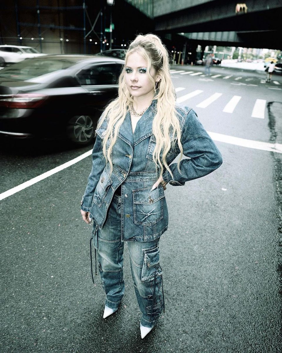AvrilLavigne's tweet photo. Colin LoCascio 💙 https://t.co/Fp1breO8a4