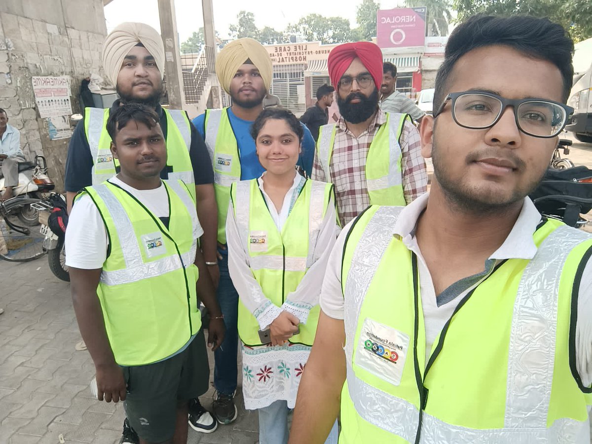 ptafoundation's tweet photo. Under our #RoadSafety initiative #SADAK a #CHIPKAR CAMP was organised today at 22 no.Phatak Patiala along with the volunteers of #PatialaFoundation.
#patialafoundationsadak #patialafoundationmascot #love30 #rvm #CHIPKAR #Camp
@Ravee1313 @sawhney_sakshi @DCPatialaPb https://t.co/QeXJvXGH0A