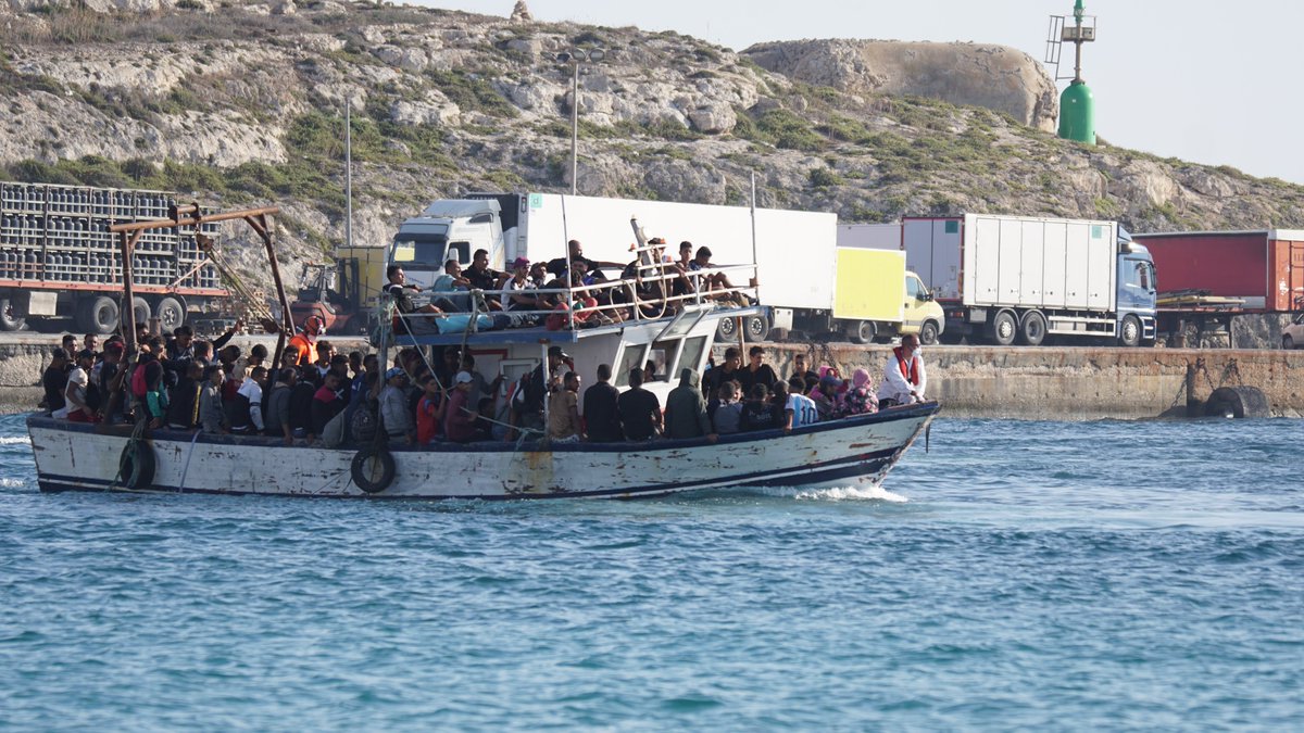 seawatchcrew's tweet photo. Trotz der schweren Stürme in #Libyen haben Menschen die gefährliche Überfahrt gewagt, auf der Suche nach Schutz. Ihre Ankunft auf #Lampedusa verdeutlicht die prekäre Lage in Libyen, wo die aktuellen Überflutungen das Leid der Menschen weiter verschärfen. Es braucht #SafePassage! https://t.co/q1GdNZqZOw