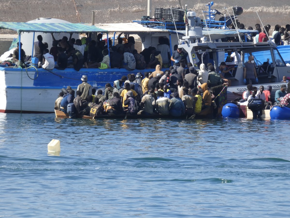seawatchcrew's tweet photo. Trotz der schweren Stürme in #Libyen haben Menschen die gefährliche Überfahrt gewagt, auf der Suche nach Schutz. Ihre Ankunft auf #Lampedusa verdeutlicht die prekäre Lage in Libyen, wo die aktuellen Überflutungen das Leid der Menschen weiter verschärfen. Es braucht #SafePassage! https://t.co/q1GdNZqZOw