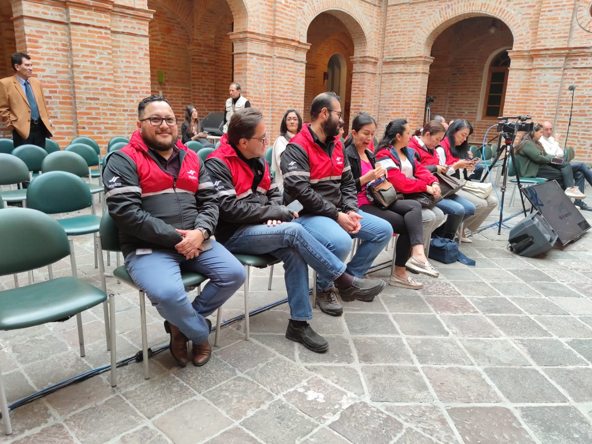 ASOEPMMQ's tweet photo. Representantes de la ASO-EPMMQ participaron en el informe semanal 'Frecuencia Quiteña' del alcalde @pabelml, como parte del acercamiento con autoridades en búsqueda del reconocimiento del proyecto insignia de la ciudad por el que trabajamos a diario. https://t.co/rNcXW848KR