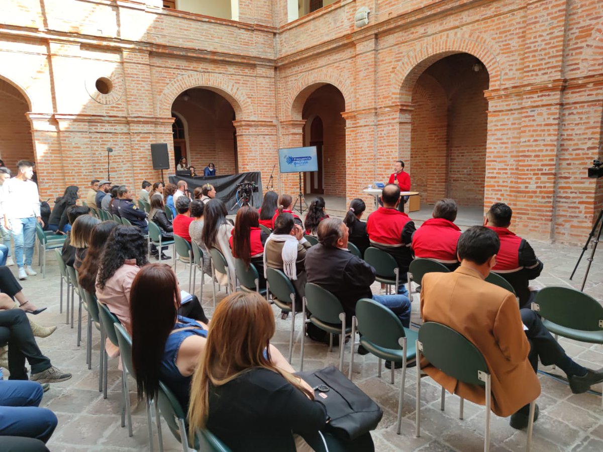 ASOEPMMQ's tweet photo. Representantes de la ASO-EPMMQ participaron en el informe semanal 'Frecuencia Quiteña' del alcalde @pabelml, como parte del acercamiento con autoridades en búsqueda del reconocimiento del proyecto insignia de la ciudad por el que trabajamos a diario. https://t.co/rNcXW848KR