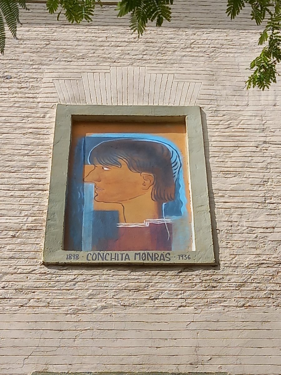 Stefan_Kalmring's tweet photo. In der Calle de las Cortes in #Huesca findet sich #Wandbilder, die Ramon #Acin und Conchita #Monras zeigen. Acin gilt als einer der großen Maler und Bildhauer #Aragons und kämpfte als #Anarchosyndikalist gegen #Franco. Im #August 1936 wurde er und seine Partnerinen exekutiert. https://t.co/CNe722npIQ