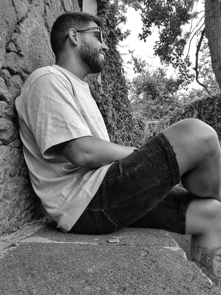 DimasEspino's tweet photo. Sentado en el banco, de aquel viejo parque💫🖤 https://t.co/yGzpyLzqj8