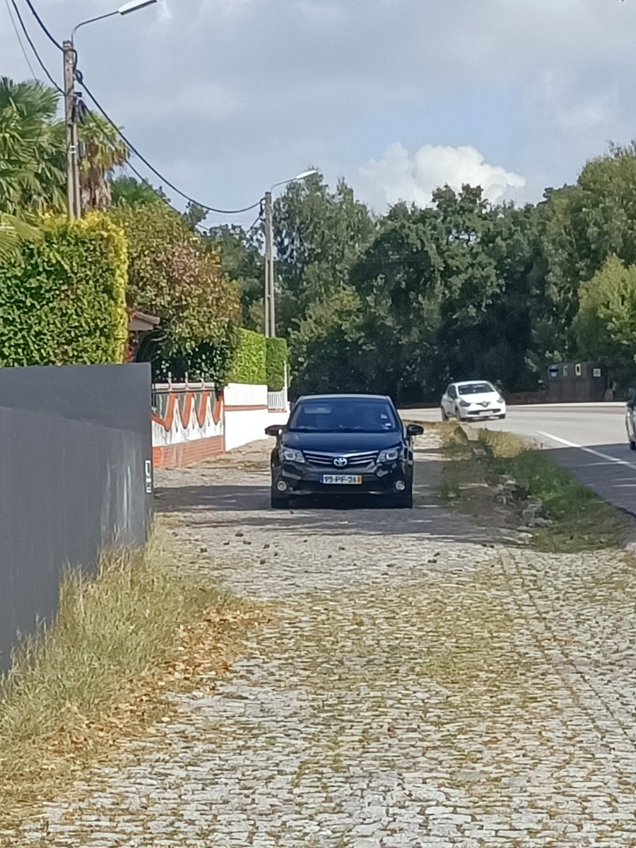 pepedorec's tweet photo. !!!!!!!! MOINA N14
CARRO DESCARACTERIZADO E NAO IDENTIFICADO COMO POLÍCIA !!!!!!!
ISTO TEM DE PARAR. COM RADARES ESCONDIDOS. 

há coisas mais importantes que poderiam estar a fazer, passam um dia inteiro dentro de um carro só a tomar nota. Que men's trabalho. https://t.co/ohOfPnTMLh
