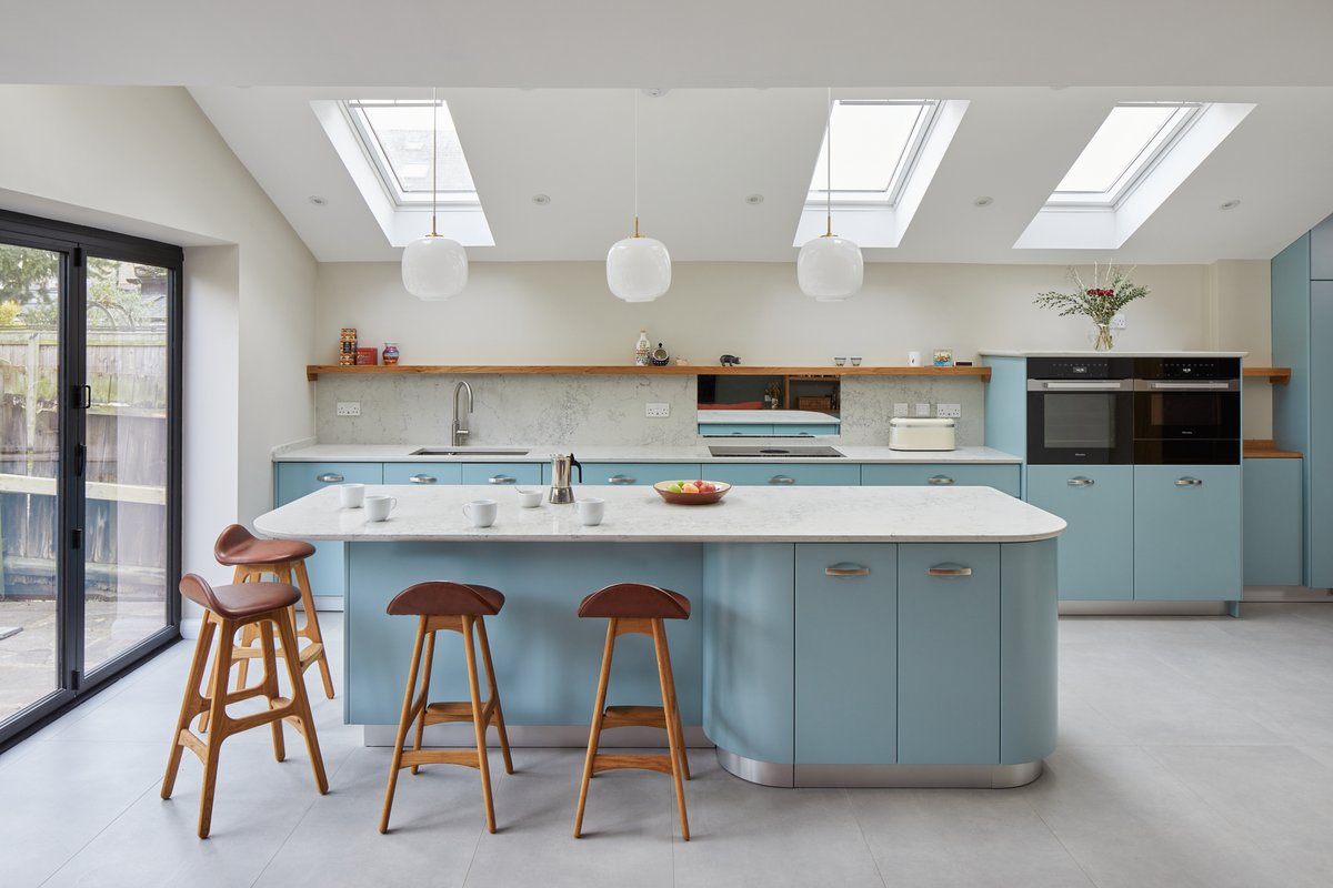 tomaskitchens's tweet photo. If you are looking for a kitchen with a handle, look no further than the Tomas Scoop...!  With its scooped out Mini style handle, you are guaranteed comfort and class! https://t.co/RrZkn0AD2M #erikbuckstools https://t.co/rkPmOnUEbe