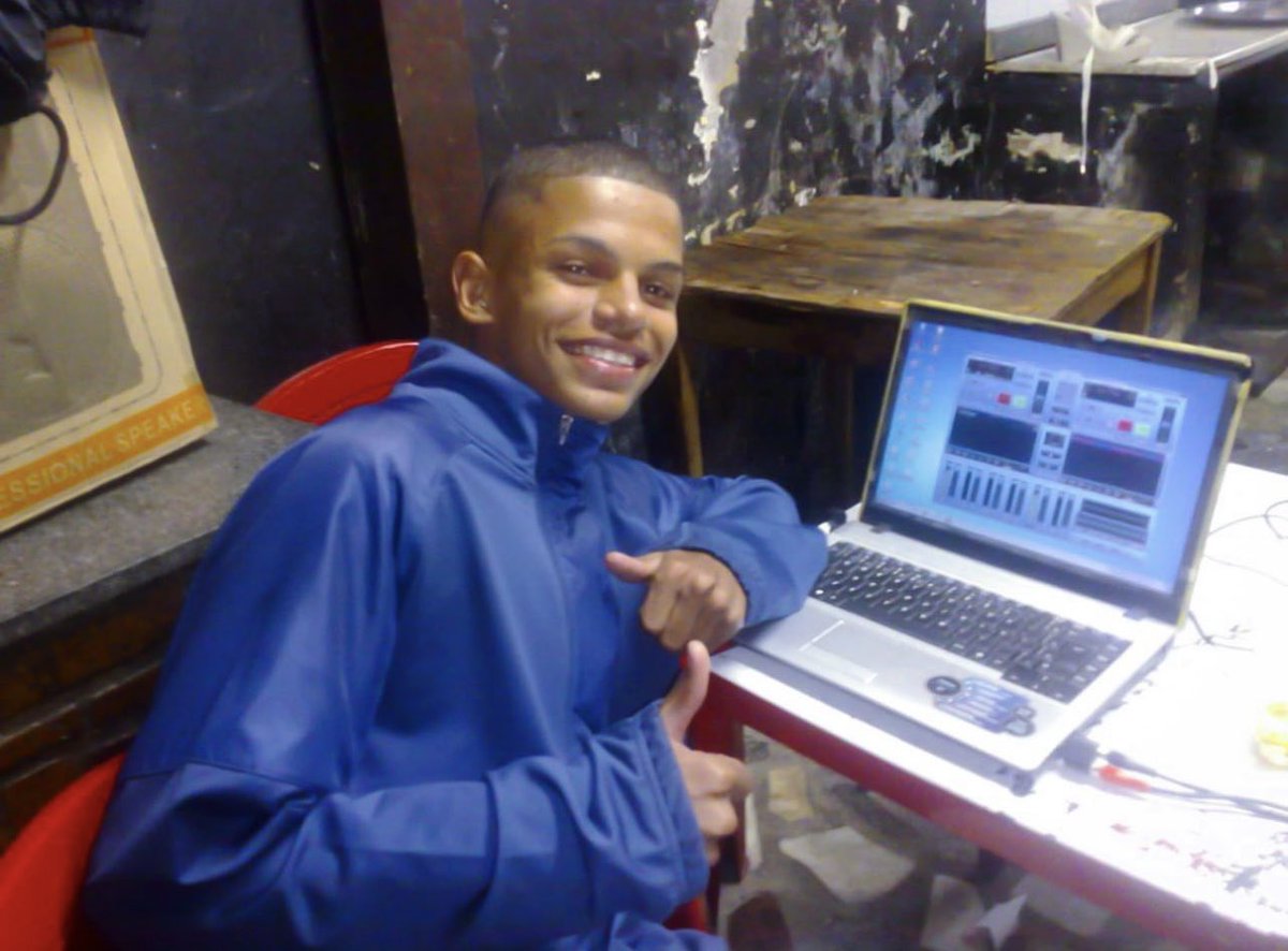 Hoje acordei chorando, lembrando de tudo que passei, mas to chorando de alegria. Hoje completo dez anos de Mc Maneirinho. E às vezes eu não acredito, acho que vou acordar e vou ta no meu quartinho no morro, sonhando com tudo que to vivendo hoje e vivi durantes esses anos. Foi uma