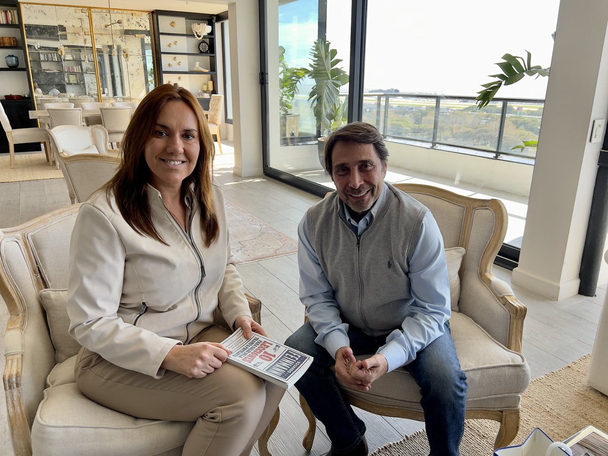 Compartiendo una interesante charla con el periodista Eduardo Feinmann.
Que lindo es escuchar palabras de admiración a nuestro presidente y la gestión de nuestro gobierno nacional.
