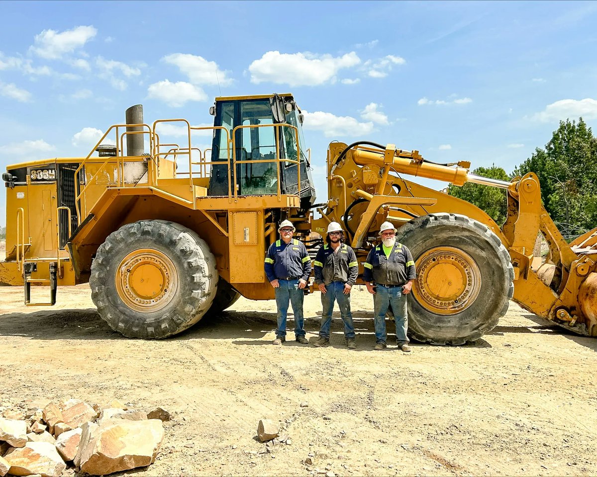 WarrenCAT's tweet photo. On-Site, On-Time and On-Budget! Meet the Ardmore field service team that completed this powertrain and hydraulic Certified Cat Rebuild. Great work! ๐ช๐
#WarrenCAT #LetsDoTheWork #FieldService #CatRebuild https://t.co/HlNLaUNz8w