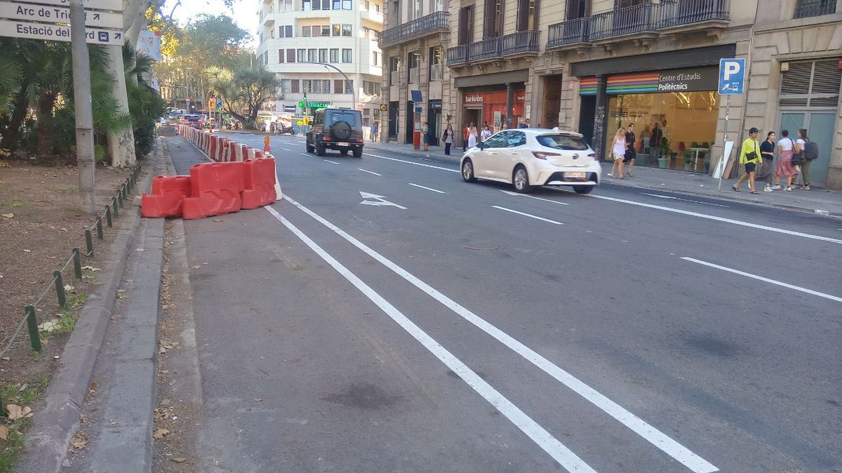 EnbicixBCN's tweet photo. #notadepremsa 🚲 #biciBCN 👇

Avui s’inicien les obres d’un nou tram d’infraestructura ciclista al carrer Mallorca i l’avinguda de Roma fins al carrer de Tarragona.

https://t.co/Q9P2eBlsNo https://t.co/XHcVniFX1S
