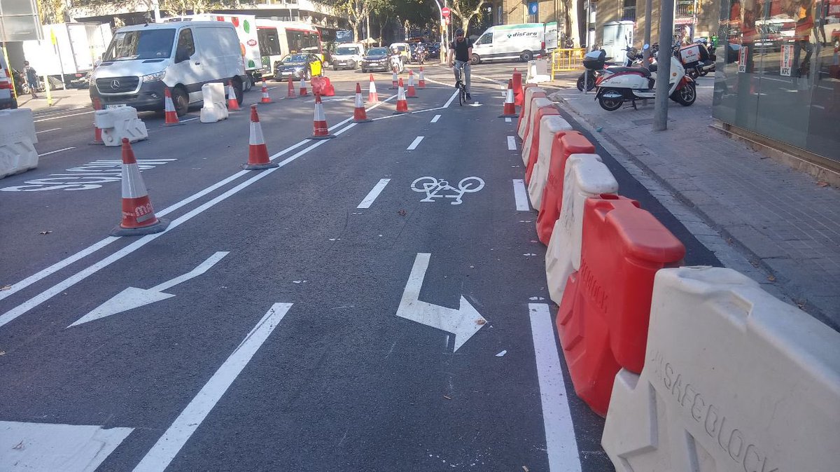 EnbicixBCN's tweet photo. #notadepremsa 🚲 #biciBCN 👇

Avui s’inicien les obres d’un nou tram d’infraestructura ciclista al carrer Mallorca i l’avinguda de Roma fins al carrer de Tarragona.

https://t.co/Q9P2eBlsNo https://t.co/XHcVniFX1S