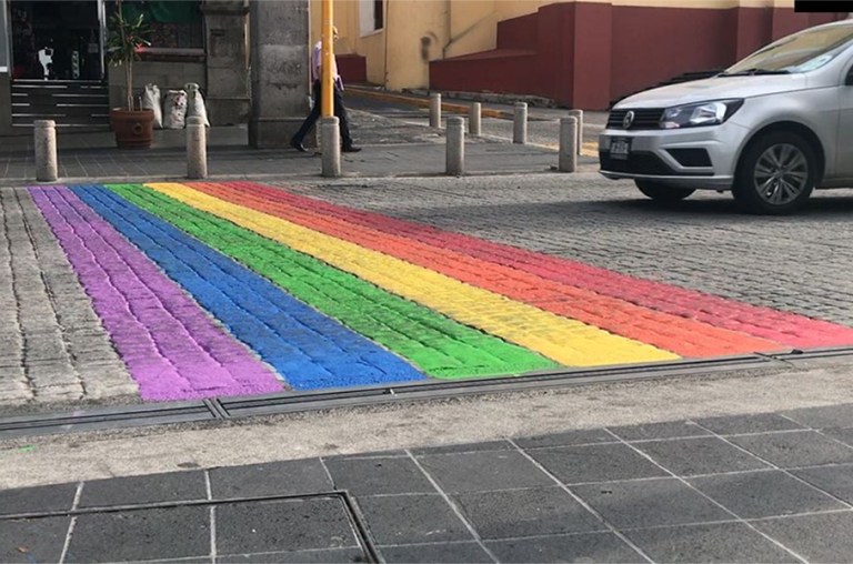 Sondeo Tuitero 

Está de acuerdo que pinten las calles con los colores de la bandera LGBT1?

NO: 🔄
SÍ: ♥️