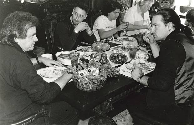 VonOriol's tweet image. Hola muchachos, oigan en Convoy dicen gustar mucho del señor Cash, pero nunca ponen The Wanderer del Zooropa con U2. Podrá sonar en #PoderosoTop?