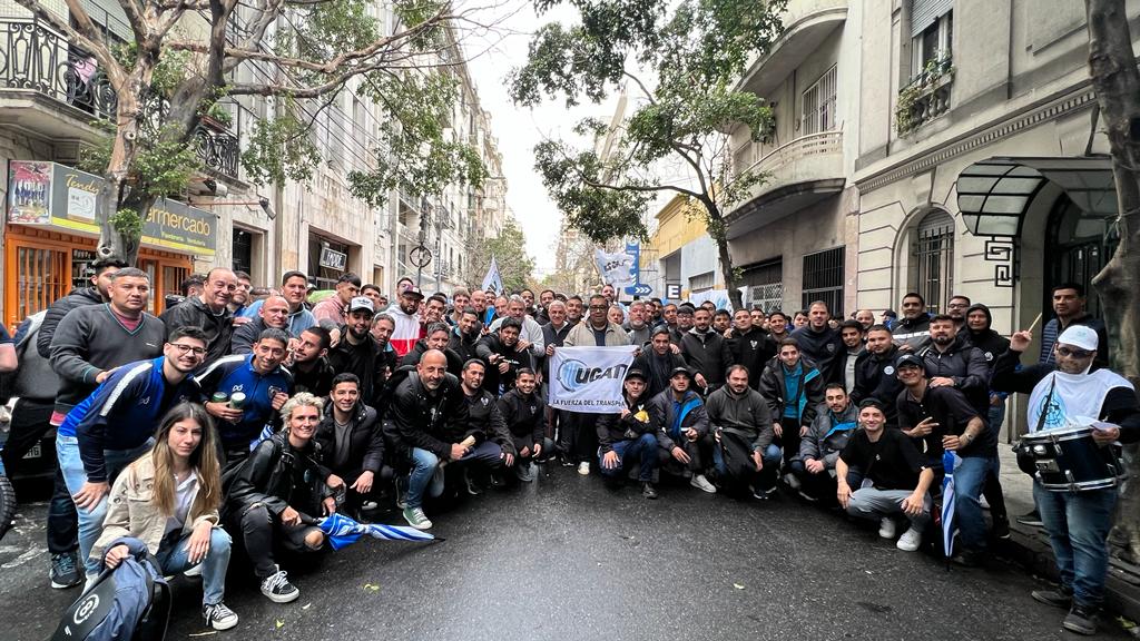 arquiMai's tweet photo. #UPSF se movilizó junto a los gremios del transporte que conforman la UGATT hacia el
Ministerio de Economía en apoyo a la medida impulsada por el Ministro Sergio Massa, para que la mayoría de los trabajadores dejemos de pagar Impuesto a las Ganancias. #ElSalarioNoEsGanancia https://t.co/XS1iyrZO8W
