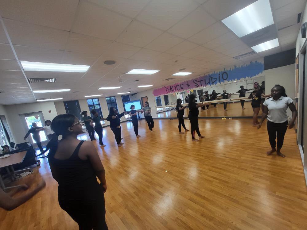 Caught in the act… #TechniqueTuesday
.
.
Dancers were practicing tendu across the floor with proper body alignment #BalletIsTheFoundation #JustDANCE @CSMcCowanMiddl1 @desotoisdeagles @usamahrodgers @desototx