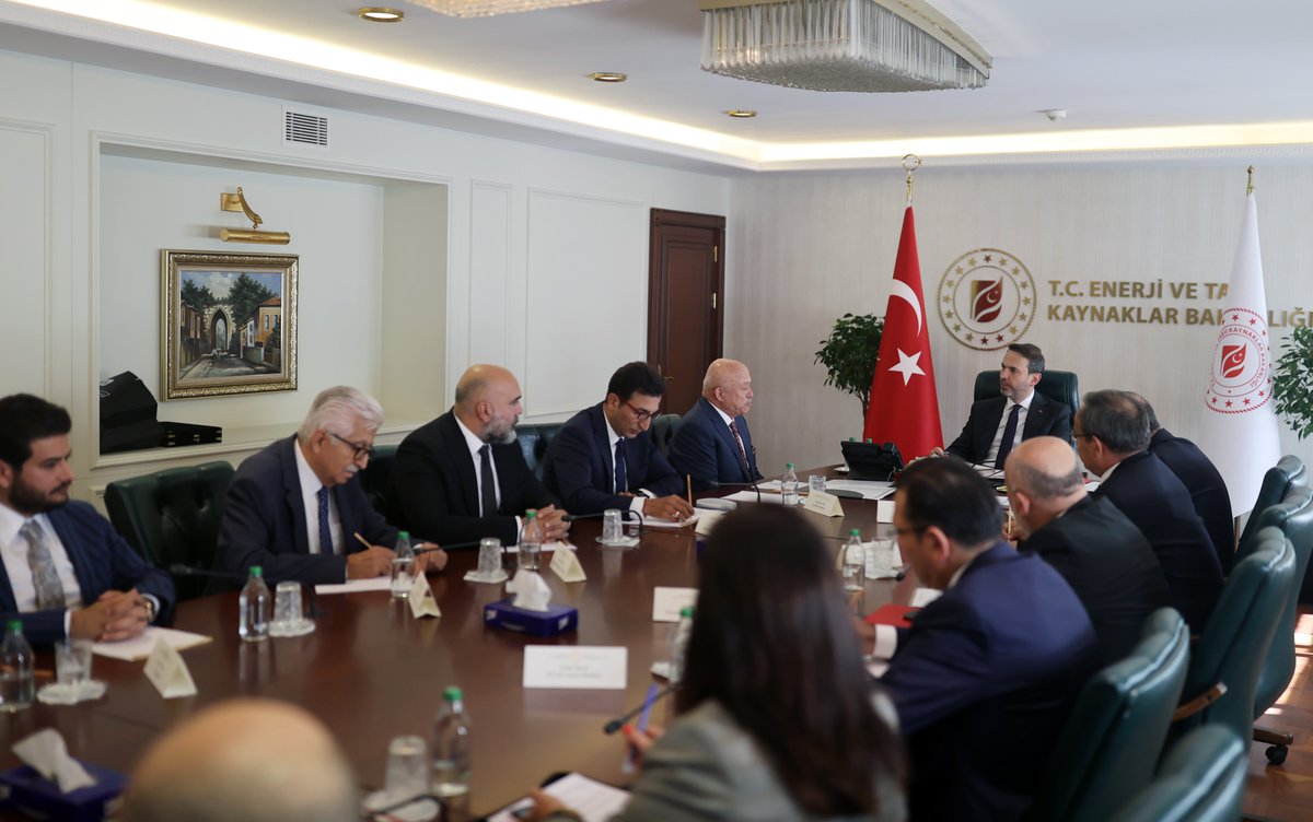 Ülkemiz kömür madenciliği ve yerli kömüre dayalı enerji santrali yatırımcılarının temsilcisi olan KÖMÜRDER Yönetim Kurulu ile Bakanlığımızda bir araya geldik. 

Görüşmede sektörün sürdürülebilirliği için gerekli finansman koşullarını, temiz kömür kullanımı için yapılması