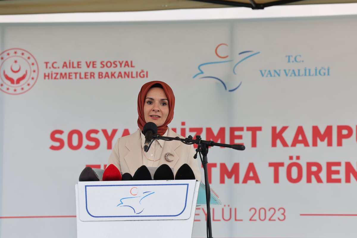 tcailesosyal's tweet photo. Bakanımız Sn. Mahinur Özdemir Göktaş, içerisinde

🏪 Aktif yaşam merkezi
🏘️ Çocuk evleri
🎼 Sosyal faaliyet alanları
🏟️ Spor kompleksleri

ve daha birçok etkili sosyal hizmet niteliğinin yer alacağı, toplam 67 bin 961 metrekarelik alan üzerine inşa edilecek olan Van Sosyal Hizmet Kampüsü'nün temelini attı.