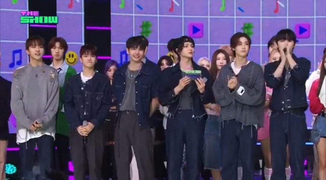 taesanova__'s tweet photo. 'The Show'
When boynextdoor win first place they are happy and can't stand up straight. All the fans present at 'The Show' congratulated boynextdoor and jaehyun bowed (thank you) and started crying.

🥺☝🏻
#BOYNEXTDOOR1stWin
#ButSometimes1stWin
#BOYNEXTDOOR #보이넥스트도어 https://t.co/pmR68WiQ1e